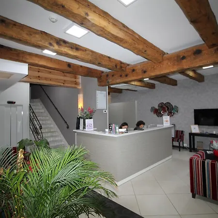 Fesch & Ξενοδοχείο 3*